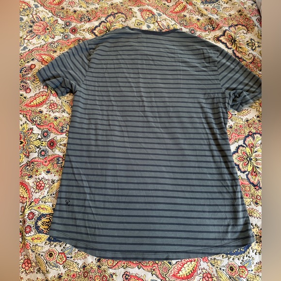 Men’s medium lululemon athletic t shirt. Green with navy blue stripes - Picture 5 of 5